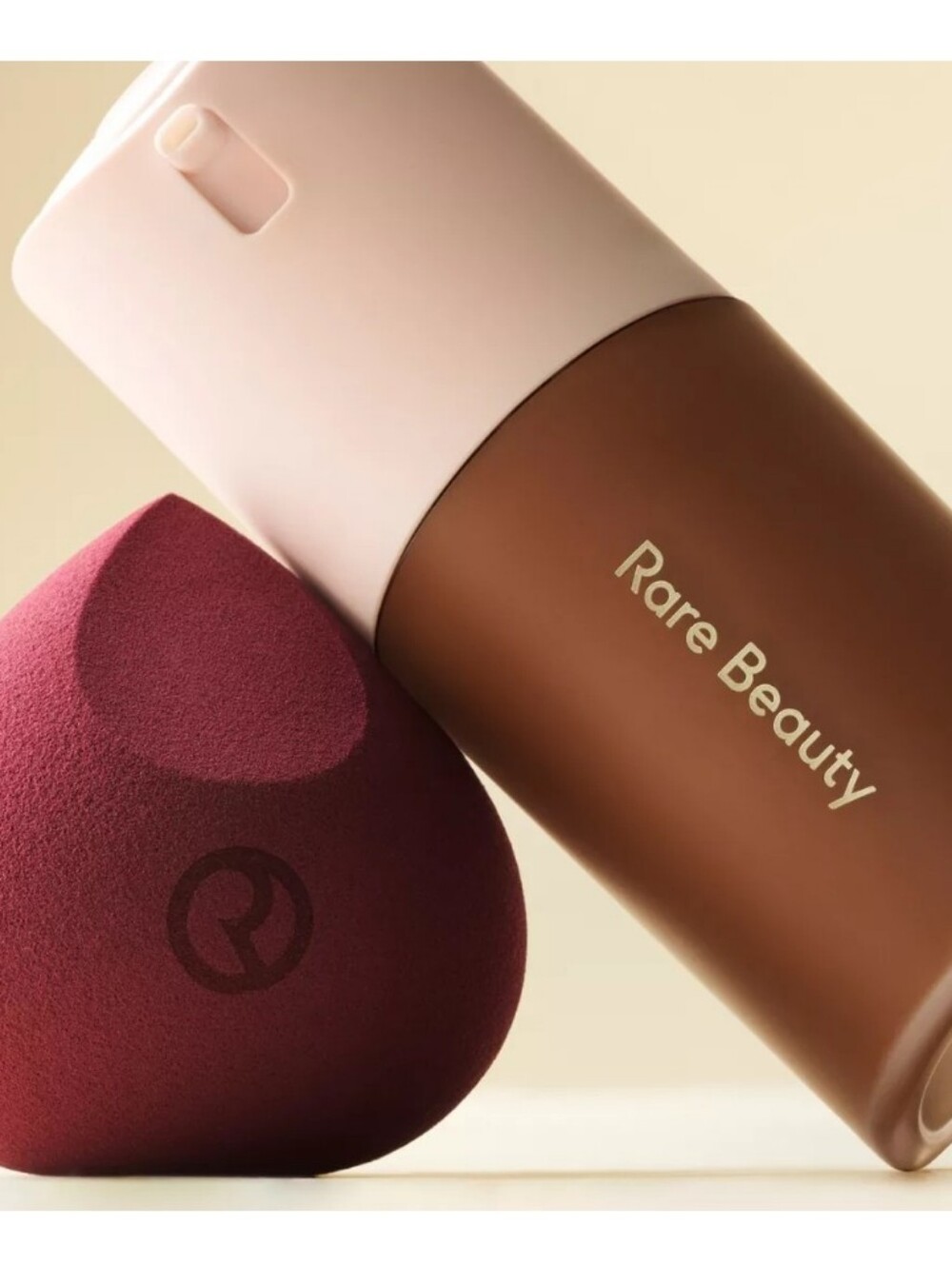 RARE BEAUTY SOFT TOUCH MAKEUP BLENDING SPONGE. - Picture 4 of 7